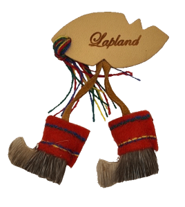 Magnet-Schild "Lapland" aus Leder mit finnischen Trachtenschuhen, rot aus Rentierfell und Filz