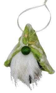 Hänge-Tonttu aus Tannenzapfen mit grün-weißer Filzmütze und weißem Bart