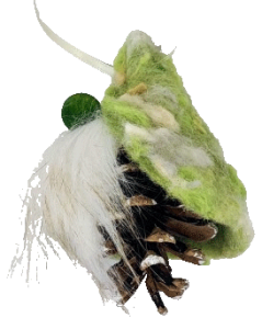 Hänge-Tonttu aus Tannenzapfen mit grün-weißer Filzmütze und weißem Bart